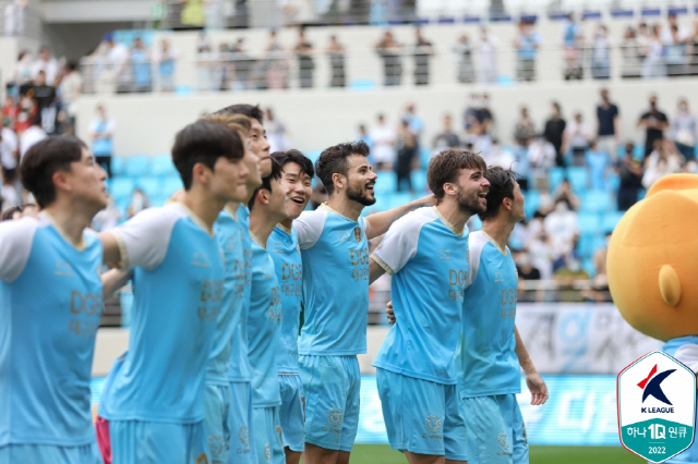 대구FC 선수들이 18일 서울FC와의 '하나원큐 K리그1 2022' 대결에서 승리한 뒤 환호하고 있다. 사진제공=한국프로축구연맹