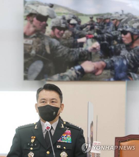 김승겸 합참의장 국방위 참석 : 김승겸 합동참모의장이 19일 오전 국회에서 열린 국방위원회 전체회의에서 의원질의를 듣고 있다. 국회사진기자단