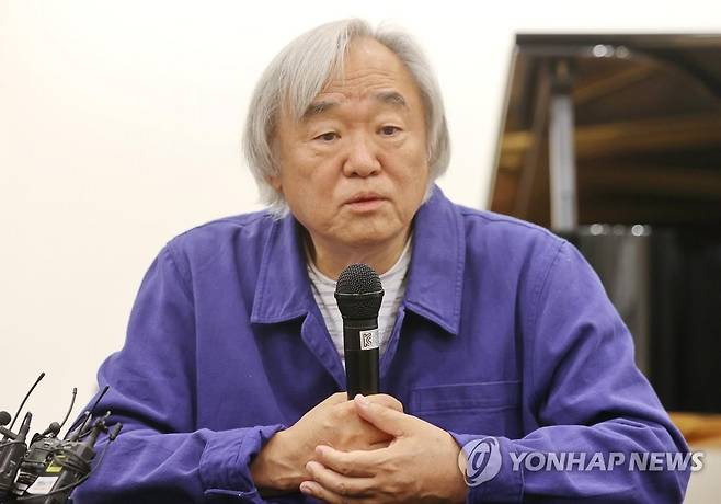 새 앨범 발표한 피아니스트 백건우 (서울=연합뉴스) 이재희 기자 = 피아니스트 백건우가 19일 오후 서울 서초구 스타인웨이 갤러리에서 열린 '앨범 발매 및 공연' 기자간담회에서 질문에 답하고 있다. 2022.9.19 scape@yna.co.kr