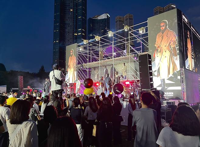 지난 2일 서울 성동구 서울숲에서 열린 '넥스트 패션 2022' 주요 행사인 '넥스트 패션 로드', 밴드 글렌체크의 연주에 맞춰 브랜드 패션쇼가 펼쳐졌다. /김은영 기자