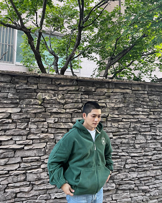 Actor Kang Tae-oh (29) is Enlisted to the Army Active duty on Tuesday.Kang Tae-oh left his Enlisted impression on his SNS on the 19th, saying, I am grateful for the support and love of many people. I will go well and see you soon.He also released a shaved photo. He cut his hair short to match the militarys Enlisted. His short hair was awkwardly hooded.Kang Tae-oh will enter the 37th Division Up the Academy in Jinpyeong-gun, Chungcheongbuk-do today. We do not hold separate official events, the agency said.Kang Tae-oh is trained in the Up the Academy for four weeks in basic military training; he will serve as an Active duty for the next 18 months.His scheduled date for the entire military service is March 19, 2024.He recently gained huge popularity with Drama Wounded Lawyer Woo Young-woo, which earned him the reputation of rediscovery of Kang Tae-oh, who had a warm visual and a stable acting performance.