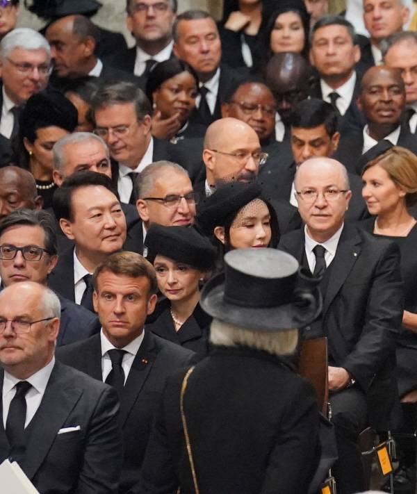 윤석열 대통령과 김건희 여사가 19일 영국 런던 웨스트민스터 사원에서 엄수된 엘리자베스 2세 여왕 장례식에 참석한 모습. 윤 대통령 부부의 2열 앞에 앉은 에마뉘엘 마크롱 프랑스 대통령의 모습도 보인다. 연합뉴스