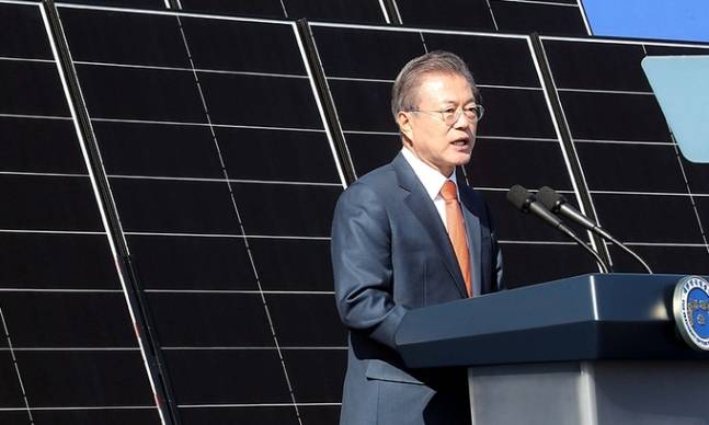 2018년 10월30일 당시 문재인 대통령이 전북 군산 새만금 수상태양광 발전소에서 열린 ‘새만금 재생에너지 비전 선포식’에서 연설하고 있다. 군산=연합뉴스