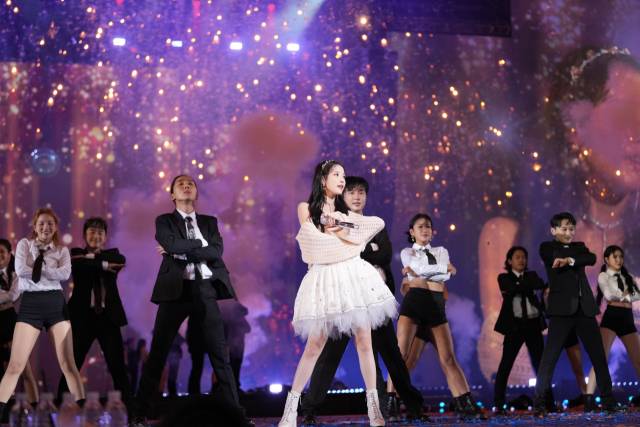 가수 아이유가 18일 오후 서울 송파구 잠실종합운동장 올림픽주경기장에서 단독 콘서트 ‘The Golden Hour : 오렌지 태양 아래’ 무대에 섰다. 사진 제공=이담엔터테인먼트