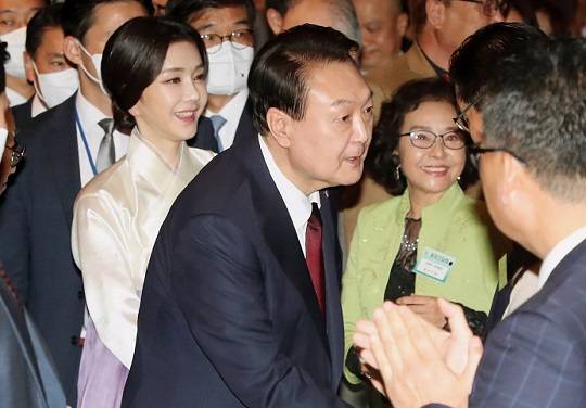 윤석열 대통령과 부인 김건희 여사가 20일(현지시간) 뉴욕 시내 한 연회장에서 열린 뉴욕 동포 간담회에 입장하며 참석자들과 인사하고 있다. 사진=뉴시스