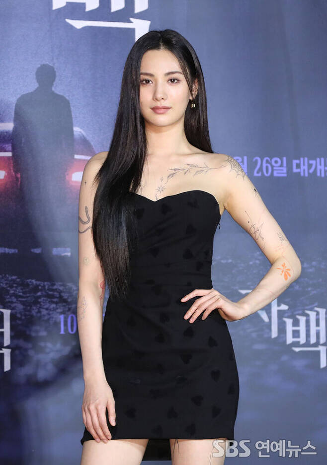Actor Nana from Girl Group After School attracted attention with her extraordinary fashion at the film production presentation.On the morning of the 19th, Nana attended the production report of the movie confession.It was a comeback for about a year after the web drama Replicative Man and a film appearance for four years after the movie The Man.Nana drew attention in the fashion of the day, appearing in a black tube top dress with a long straight hair that emphasized shoulder lines and legs.It was the tattoos that were embroidered all over the body that attracted more attention than the costumes, and various tattoos, including snakes, spiders, flowers, butterflies, and the sun, could be found in the clavicle, arms, thighs, and ankles.There were many entertainers who showed affection for tattoos, but rarely did tattoos like Nana using the whole body as a Sketchbook.Nanas tattoo, which covered her entire body, looked like a fashion in itself, and she was more confident in it.Nanas screen comeback, Confession, is a film about a story about a promising businessman named Yoo Min-ho (So Ji-sub), who was identified as a suspect in the secret room Murder case, and a 100% winning lawyer Yang Shin-ae (Yunjin Kim), who is trying to prove his innocence, as he fits into pieces of a hidden case.Remake of the Spanish film Invisible Guest, which was released in 2017.In this work, Nana was in close contact with So Ji-sub and Yunjin Kim, who were the victims of the Murder case and the decisive key of the case.