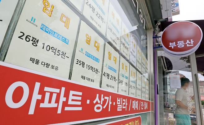 서울 강남구에 위치한 한 공인중개사 사무소 유리창에 지난 8월7일 전월세 매물이 붙어 있다. /뉴스1