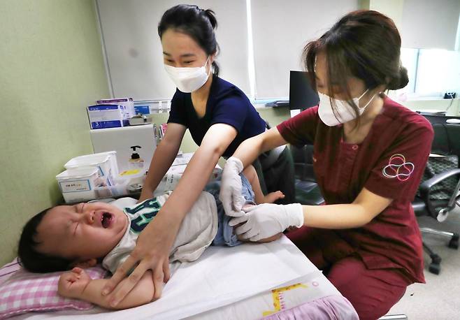 생후 6개월 이상 만 13세 이하 어린이 대상 독감(인플루엔자) 무료 예방접종이 시작된 21일 대전 중구에 위치한 병원에서 한 유아가 독감 접종을 받고 있다./뉴스1