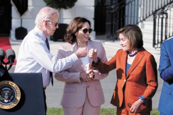 바이든 미국 대통령과 펠로시 하원의장이 지난 13일 백악관에서 인플레이션감축법(IRA) 통과를 자축하고 있다. 중간에서 해리스 부통령이 지켜보고 있다. EPA 연합뉴스