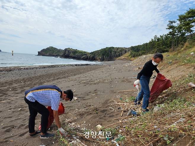 21일 오전 제주 서귀포시 안덕면 황우치해변에서 비치코인 참가자들이 마대를 들고 해양 쓰레기를 수거하고 있다. 박미라 기자