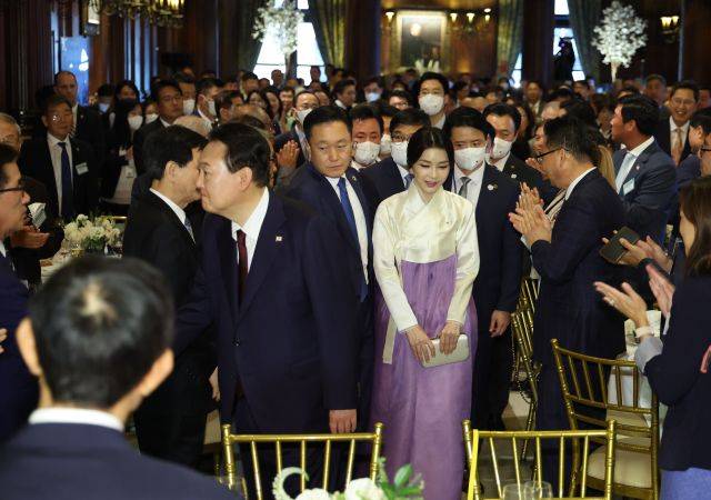 윤석열 대통령과 김건희 여사가 20일(현지시간) 미국 뉴욕 시내 한 연회장에서 열린 동포간담회에 입장하고 있다. 연합뉴스