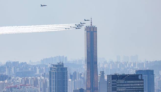 국군의 날 축하 비행 훈련에 나선 공군 특수비행팀 블랙이글스가 21일 서울 상공을 날고 있다. [사진 = 연합뉴스]