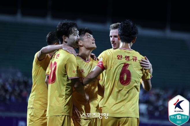 광주FC 이순민(가운데)이 지난 14일 안양종합운동장에서 열린 FC안양과의 경기에서 골을 넣은 뒤 기뻐하고 있다. 프로축구연맹 제공