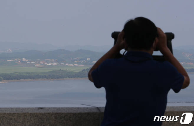 21일 경기 파주시 오두산 통일전망대를 찾은 시민들이 망원경으로 북한 황해북도 개풍군 마을을 바라보고 있다. 2022.8.21/뉴스1 ⓒ News1 이동해 기자