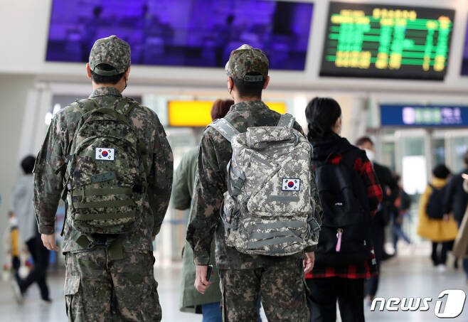 서울역에서 군 장병들이 이동하고 있다. 2022.4.30/뉴스1 ⓒ News1 박세연 기자
