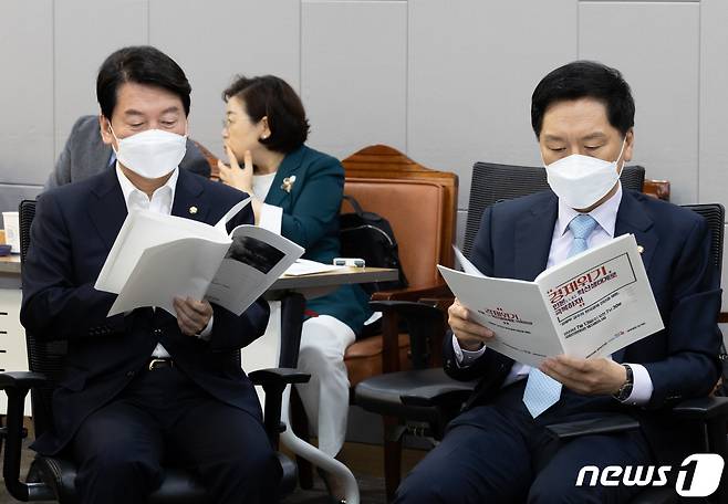 안철수(왼쪽), 김기현 국민의힘 의원이 13일 오전 서울 여의도 국회 의원회관에서 열린 혁신 24 새로운 미래 두 번째 모임인 ‘경제위기 인본 혁신생태계로 극복하자!’에서 책자를 살펴보고 있다. 2022.7.13/뉴스1 ⓒ News1 이재명 기자