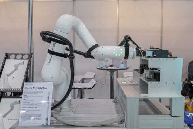 뉴로메카가 21일부터 23일까지 사흘 동안 인천 송도컨벤시아에서 열리는 국제 인쇄회로기판(PCB)·반도체 패키징 산업 전시회(KPCA쇼)에 협동 로봇을 선보였다.(사진=뉴로메카)