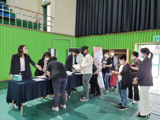 경남 김해시가 ‘희망 잡고 일Job Go’ 채용박람회를 개최했다.