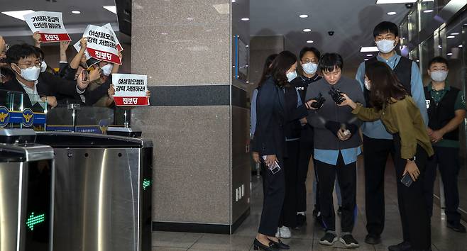 '신당역 살인사건' 피의자 전주환이 21일 오전 서울 중구 남대문경철서에서 서울중앙지검으로 송치되고 있다. (공동취재) 2022.9.21/뉴스1 ⓒ News1 임세영 기자