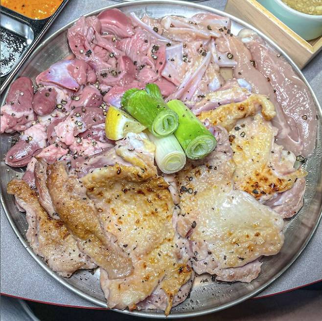 송계옥의 닭 구이 '모둠 대'. 염통, 근위, 연골, 안심, 목살, 사이살 등 6가지 부위가 들어갔다. 총 700g으로 가격은 4만4000원이다./송계옥 인스타그램