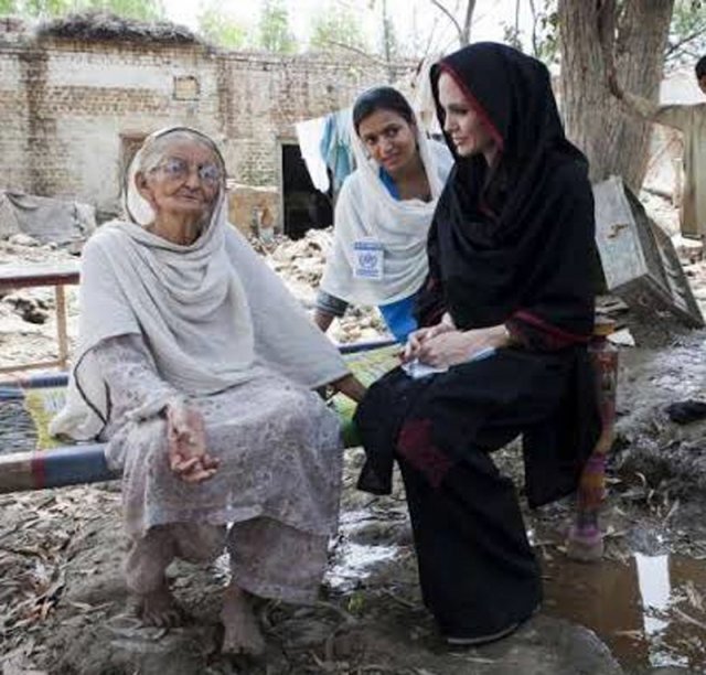 파키스탄 수해 현장을 찾은 영화배우 앤젤리나 졸리(오른쪽)가 20일(현지 시간) 수재민 여성의 이야기를 경청하고 있다. 사진 출처 파키스탄 PTV뉴스 페이스북