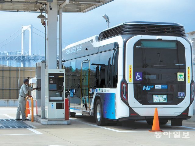 수소 시내버스가 일본 도쿄 도요스지구 수소충전소에서 수소를 충전하고 있다. 도쿄에서는 2020 도쿄 올림픽 개최를 계기로 도입된 수소버스 70여 대가 도심 곳곳을 누비고 있다. 도쿄=이상훈 특파원 sanghun@donga.com