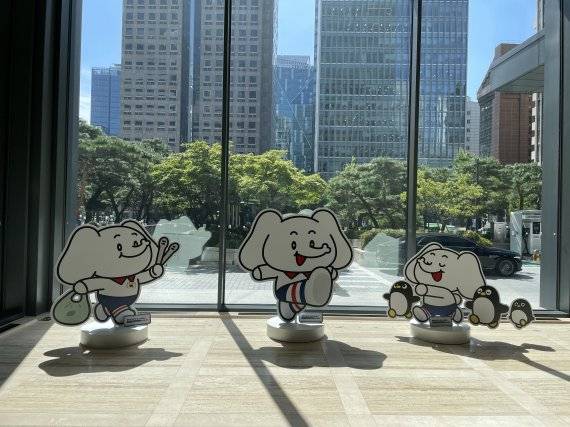 27년만에 돌아온 '행코(행복한 코끼리)'가 서울 종로구 SK 서린빌딩에 전시된 모습. 사진=권준호 기자