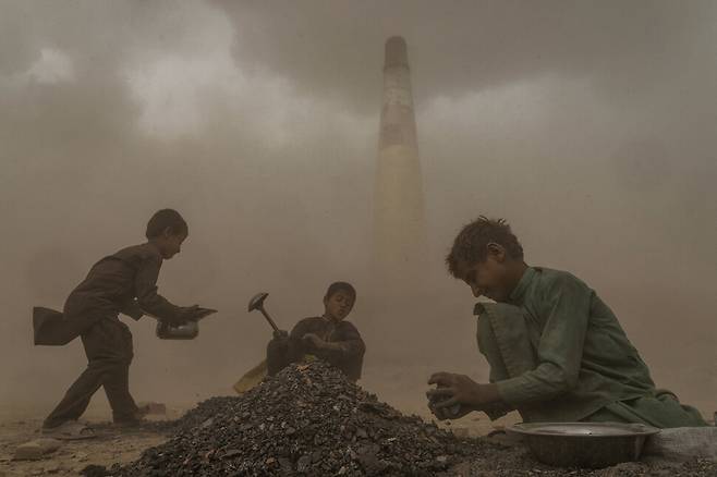지난 8월 20일 벽돌 공장에서 아이들이 돌을 깨고 있다. 카불/AP 연합뉴스