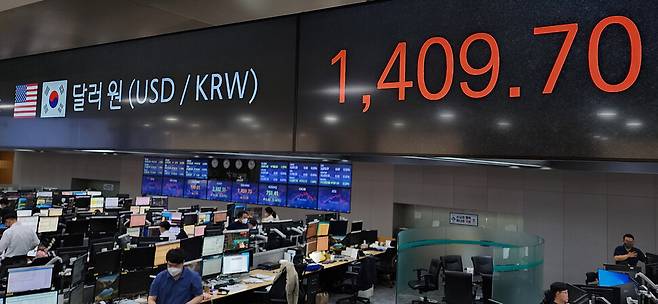 미국 연방준비제도가 기준금리를 0.75%포인트 올린 영향으로 22일 원-달러 환율이 전날보다 15.5원 오른 1409.7원으로 거래를 마감했다. 사진은 이날 서울 중구 명동 하나은행 본점 딜링룸 모습. 연합뉴스
