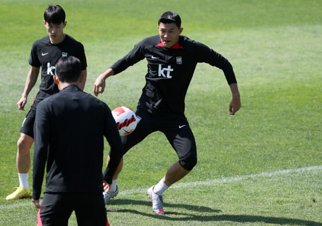 축구대표팀 김민재가 22일 경기 파주 국가대표 트레이닝센터(NFC)에서 훈련을 하고 있다. 뉴시스