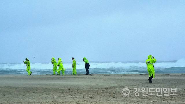 ▲ 강원 동해시 망상해변에서 육상 수색중인 해경.