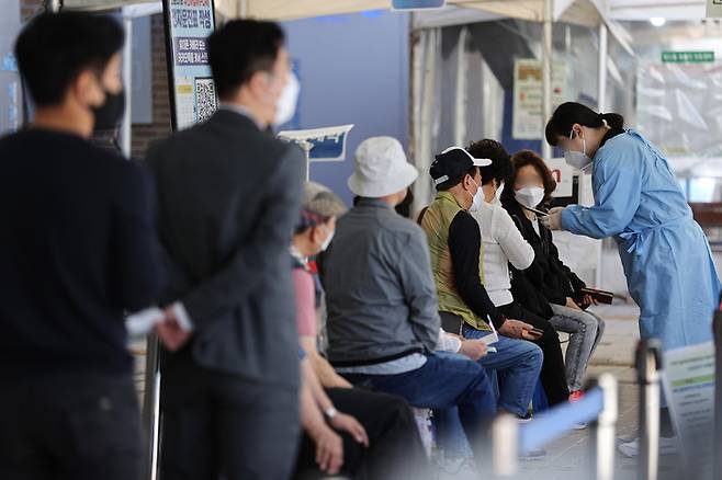 20일 오전 시민들이 서울 마포구 보건소 선별진료소에서 검사를 기다리고 있다. 연합뉴스