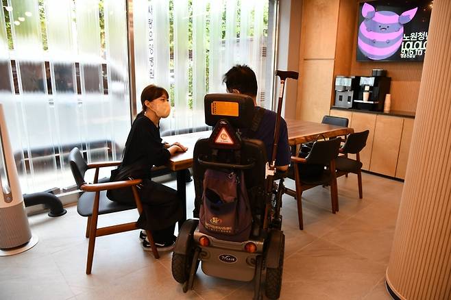 서울 노원구 장애인 친화 미용실 ‘헤어카페 더휴’에서 고객 상담이 진행되고 있다. 노원구 제공