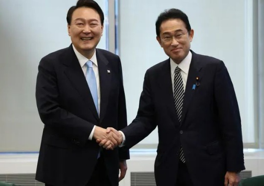 President Yoon Suk-yeol and Japanese Prime Minister Fumio Kishida greet each other before engaging in informal talks at a conference hall in New York on September 21 (local time). Yonhap News