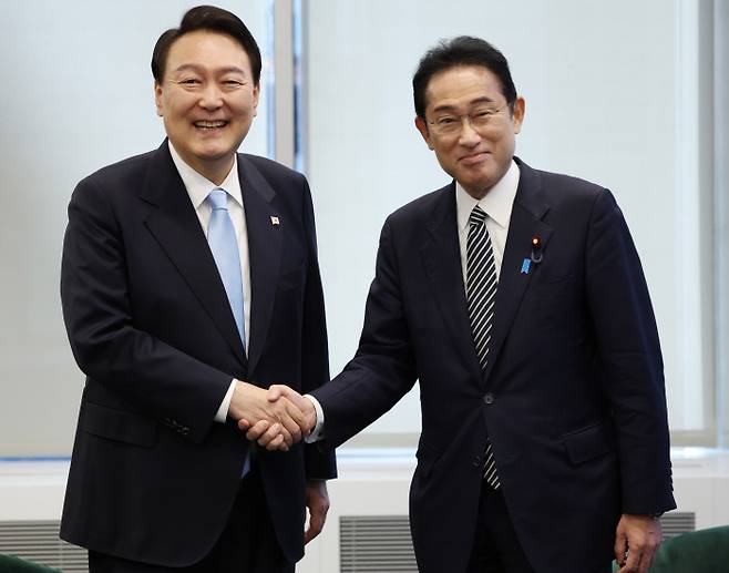 웃으며 악수하지만… 윤석열 대통령과 기시다 후미오 일본 총리가 21일(현지시간) 미국 뉴욕 한 콘퍼런스 빌딩에서 열린 약식회담을 하기 전 악수하고 있다. 대통령실 제공