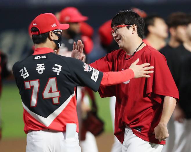 “잘했죠?” KIA 양현종(오른쪽)이 22일 창원 NC파크에서 열린 NC와의 원정경기에서 5이닝 1실점 호투로 3-1 승리를 거두며 팀의 9연패를 끊어낸 뒤 김종국 감독과 기쁨을 나누고 있다. 연합뉴스