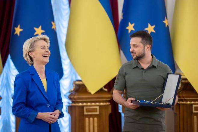 볼로디미르 젤렌스키 우크라이나 대통령(오른쪽)이 15일(현지시간) 수도 키이우를 방문한 우르줄라 폰데어라이엔 유럽연합(EU) 집행위원장에게 야로슬라프 1등급 훈장을 수여하고 있다.   연합뉴스
