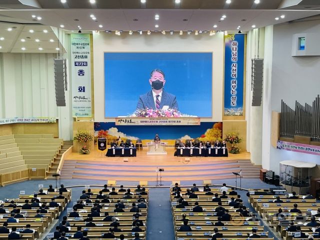 권오헌 예장고신 총회장이 22일 부산 포도원교회(김문훈 목사)에서 속회된 제72회 총회에서 회무를 진행하고 있다.