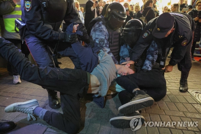 모스크바에서 동원령 반대하다 체포되는 시위대 [로이터 = 연합뉴스]