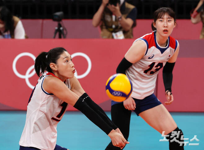 2020 도쿄 올림픽 여자 배구 동메달 결정전에서 김연경이 공을 받고 있다. 노컷뉴스