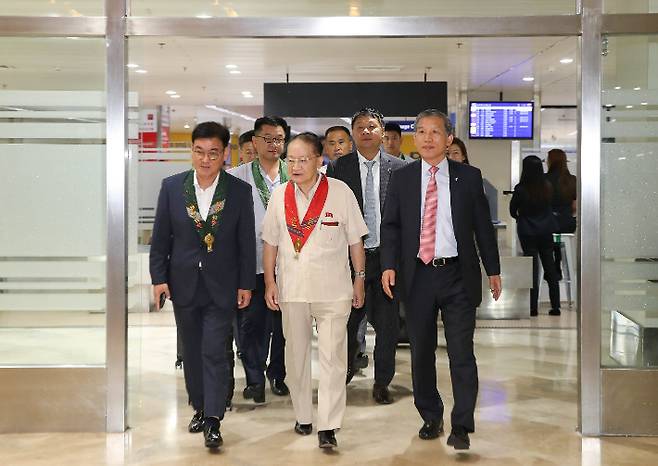 2019년 7월 필리핀 마닐라에서 개최된 '아시아·태평양의 평화·번영을 위한 국제대회'에 북측 대표단과 쌍방울 고위 관계자가 참석한 모습. 경기도청 제공