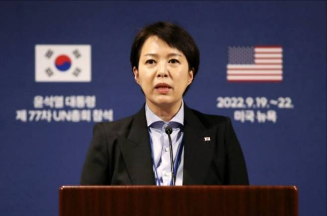 김은혜 홍보수석이 지난 20일(현지시간) 뉴욕 쉐라톤 뉴욕 타임스 스퀘어 호텔에서 김용 전 세계은행(WB) 총재 오찬 및 유엔 사무총장 면담 관련 브리핑을 하고 있다. 뉴시스