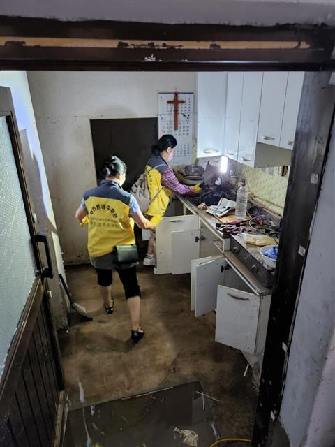 서울 서초구 관계자들이 지난달 침수 피해를 입은 가구를 복구하고 있다. 서초구 제공
