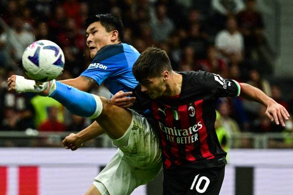 19일(한국시간) 이탈리아 밀라노의 산시로 스타디움에서 열린 2022~23시즌 세리에A 7라운드 나폴리와 AC밀란의 경기에서 김민재(왼쪽)가 왼발을 쭉 뻗어 AC밀란 미드필더 브라힘 디아스에게 연결되는 패스를 차단하고 있다. 이날 김민재는 후반 막판 골과 다름없는 슛을 막으며 팀의 2-1 승리를 이끌었다. 밀라노 AFP 연합뉴스