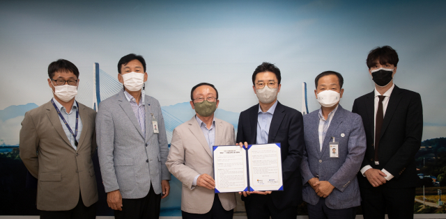 김덕현(왼쪽 세 번째) 연천군수가 하나투어 관계자와 연천 관광을 활성화하기 위한 업무협약을 체결하고 있다. 사진 제공=연천군