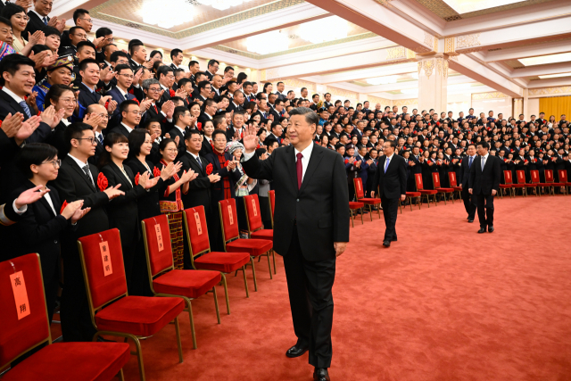 시진핑 중국 국가주석이 지난 달 30일 베이징의 인민대회당에서 열린 모범 공무원 표창식 행사에 참석해 참석자들을 만나고 있다. 시 주석은 10월 당 대회에서 3연임이 확실시되고 있다. 베이징=신화연합뉴스