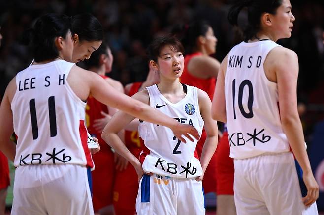 한국 여자농구대표팀의 허예은(가운데)이 22일 호주 시드니 슈퍼돔에서 열린 중국과의 2022 국제농구연맹 여자농구 월드컵 조별리그 A조 1차전에서 아쉬운 표정을 짓고 있다.   시드니 | EPA연합뉴스