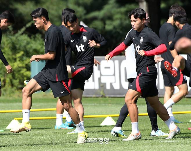 2022 카타르 월드컵을 앞두고 열리는 A매치를 앞둔 한국축구대표팀 정우영(왼쪽)과 조영욱이 경기 파주 NFC(국가대표트레이닝센터)에서 22일 훈련을 하고 있다. 파주|권도현 기자