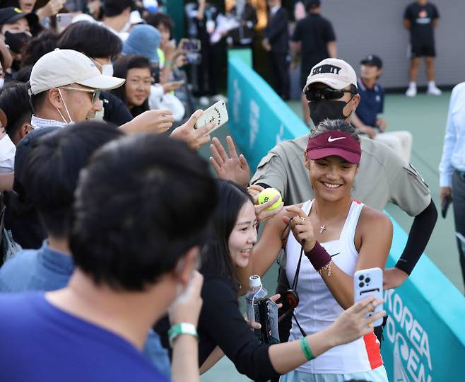 21일 오후 서울 송파구 올림픽공원 테니스경기장에서 열린 여자프로테니스(WTA)투어 하나은행 코리아오픈 단식 32강, 지난해 US오픈 우승자인 에마 라두카누(19·영국·77위)가 팬들에게 사인해주며 기념촬영을 하고 있다. 사진=뉴시스