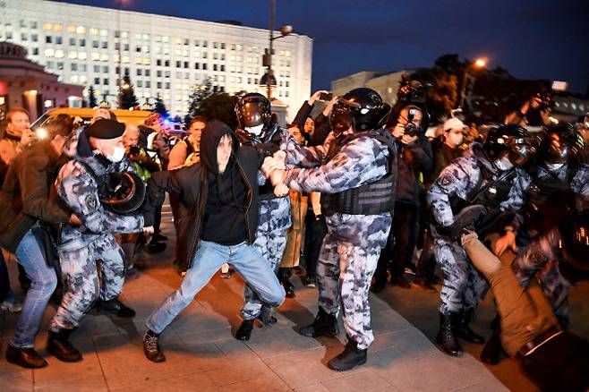 러시아 전역에서는 21일(현지시간) 푸틴 대통령의 군 동원령 발표 직후 반대 시위가 발생했으나 경찰에 의해 빠르게 진압됐다.  (사진= AFP)